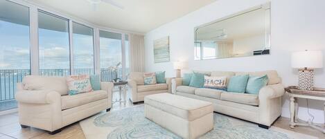 Una televisión, una mesa de tenis de mesa