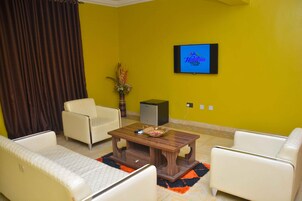 Senior Suite | Living area