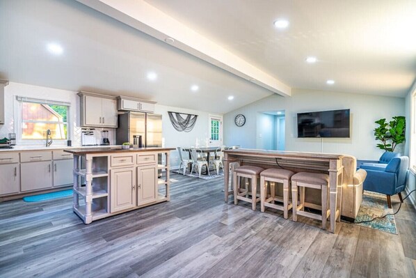 Fridge, microwave, oven, stovetop - 7707 Bailey Cove Rd MTR · Bailey Cove Bungalow / Fiber Wi-Fi / 4 Beds (Huntsville)