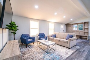 TV, fireplace - 7707 Bailey Cove Rd MTR · Bailey Cove Bungalow / Fiber Wi-Fi / 4 Beds (Huntsville)