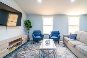 TV, fireplace - 7707 Bailey Cove Rd MTR · Bailey Cove Bungalow / Fiber Wi-Fi / 4 Beds (Huntsville)