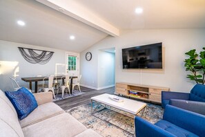 TV, fireplace - 7707 Bailey Cove Rd MTR · Bailey Cove Bungalow / Fiber Wi-Fi / 4 Beds (Huntsville)