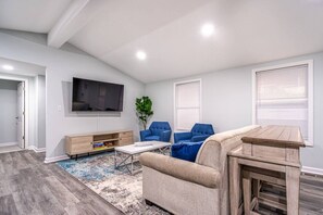 TV, fireplace - 7707 Bailey Cove Rd MTR · Bailey Cove Bungalow / Fiber Wi-Fi / 4 Beds (Huntsville)