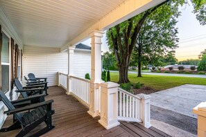 Terrace/patio - 7707 Bailey Cove Rd MTR · Bailey Cove Bungalow / Fiber Wi-Fi / 4 Beds (Huntsville)