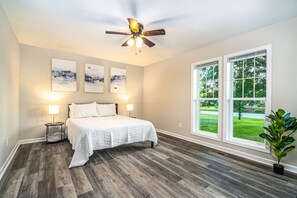 4 bedrooms, desk, iron/ironing board, WiFi - 7707 Bailey Cove Rd MTR · Bailey Cove Bungalow / Fiber Wi-Fi / 4 Beds (Huntsville)