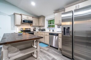 Fridge, microwave, oven, stovetop - 7707 Bailey Cove Rd MTR · Bailey Cove Bungalow / Fiber Wi-Fi / 4 Beds (Huntsville)