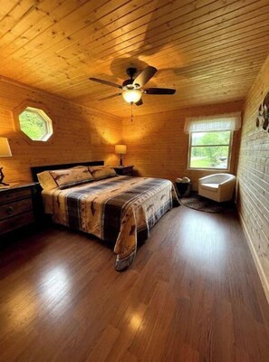 2 habitaciones, escritorio y tabla de planchar con plancha 