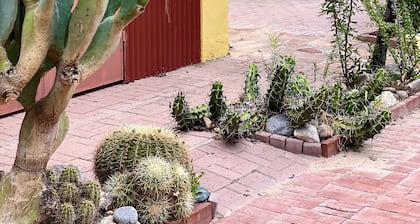 Desert Adobe Retreat – Firepits, Courtyards, Outdoor Oven & Walk to Brewery