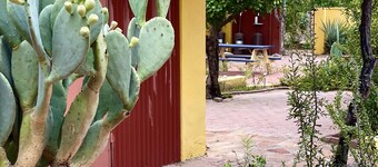 Desert Adobe Retreat – Firepits, Courtyards, Outdoor Oven & Walk to Brewery