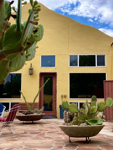 Desert Adobe Retreat – Firepits, Courtyards, Outdoor Oven & Walk to Brewery
