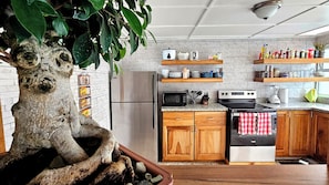 Réfrigérateur, four à micro-ondes, un four, surface de cuisson