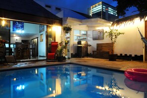 Una piscina al aire libre, una piscina climatizada