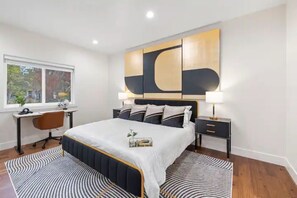 6 slaapkamers, een bureau, een strijkplank/strijkijzer, gratis wifi