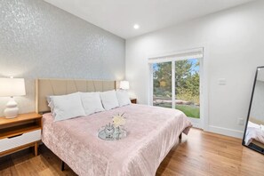 6 bedrooms, desk, iron/ironing board, free WiFi