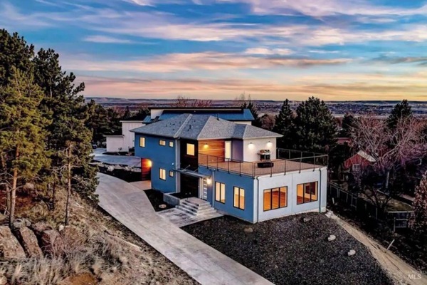 Your next home away from home with stunning city & Table Rock views