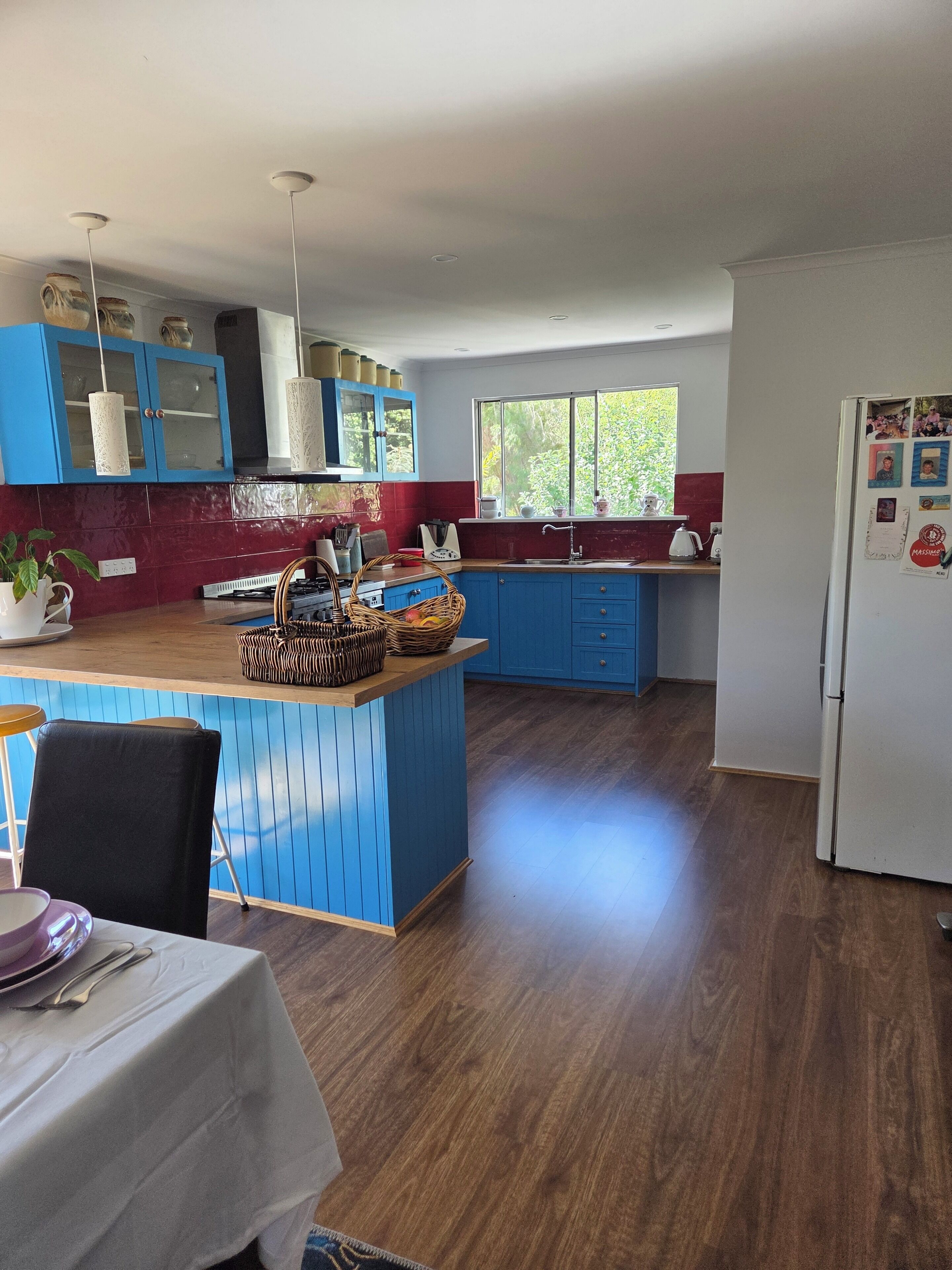 Fridge, oven, stovetop, coffee/tea maker