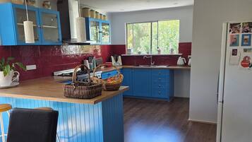 Fridge, oven, stovetop, coffee/tea maker