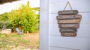 A wooden sign with French phrases on a white wall. - Little House - GARDEN - GRAULHET (Graulhet)