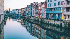 A canal with colorful buildings on one side. - Little House - GARDEN - GRAULHET (Graulhet)