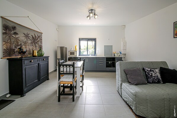 A modern kitchen with a dining area and a living room. - Little House - GARDEN - GRAULHET (Graulhet)