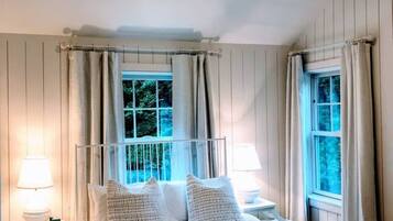 3 slaapkamers, een bureau, een strijkplank/strijkijzer, reisbedje