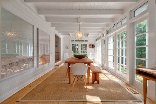 Dining - Designer East Hampton Farmhouse Bike to Amagansett, Ocean Beaches, Seasonal Pool (East Hampton)