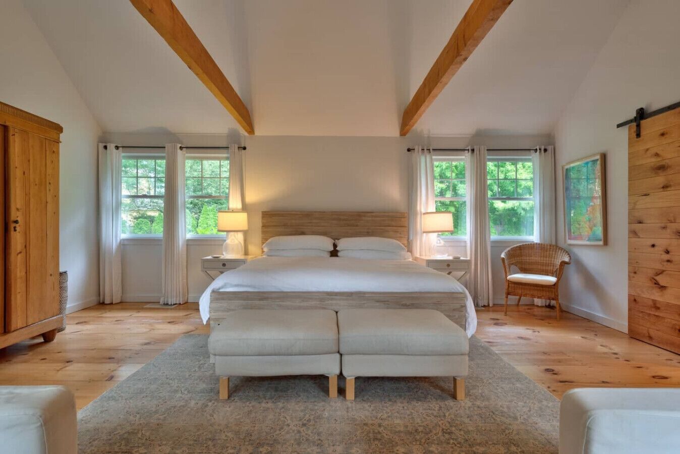 3 makuuhuonetta, työpöytä, silitysrauta/-lauta, vauvan matkasänky