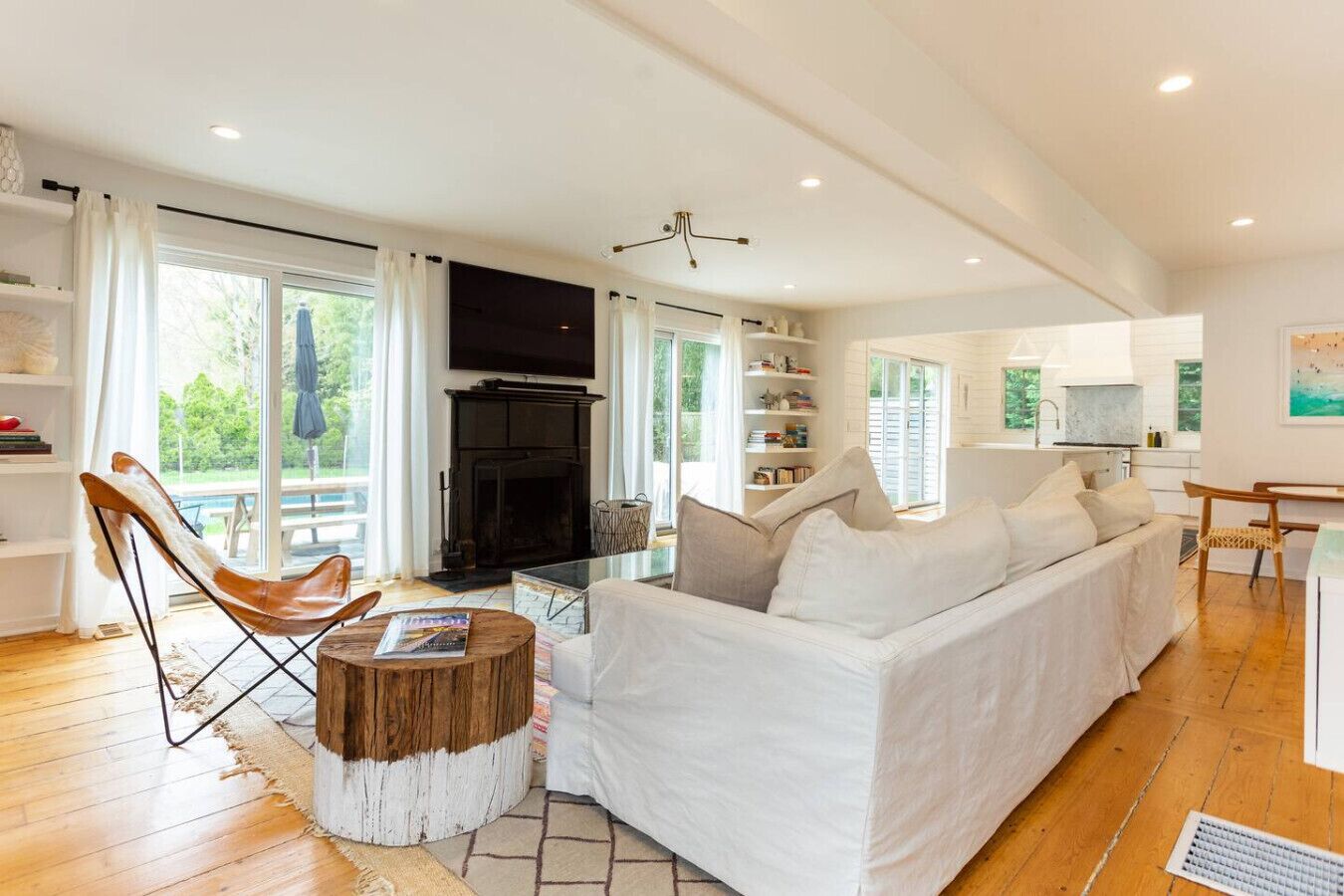 Een televisie, een open haard, boeken en een stereo