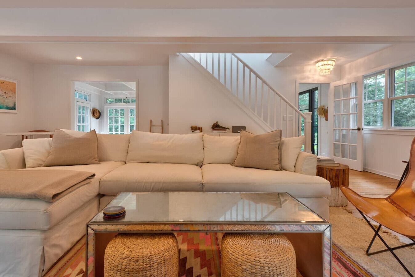 Televisio, takka, kirjoja, stereot