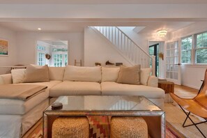 テレビ、暖炉、書庫、ステレオ