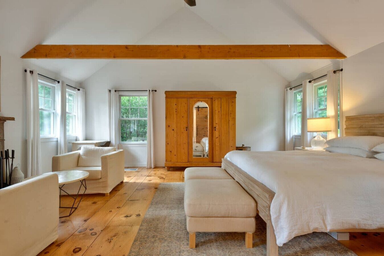 3 bedrooms, desk, iron/ironing board, travel crib