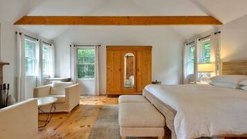 3 bedrooms, desk, iron/ironing board, travel crib