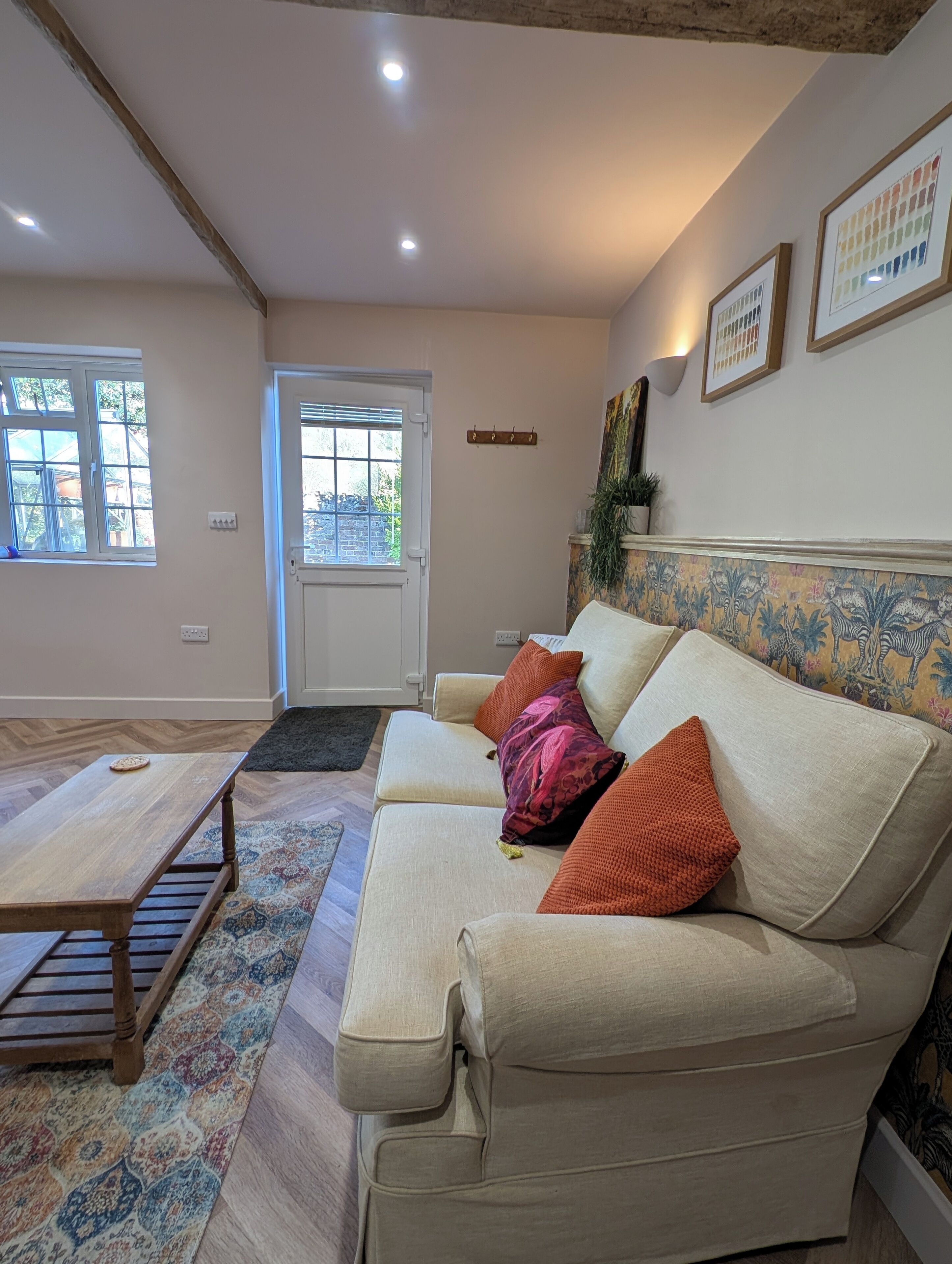 智能电视、书、立体声音响