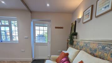 TV connectée, livres, chaîne hi-fi