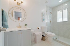 Secador de cabelo, toalhas de banho