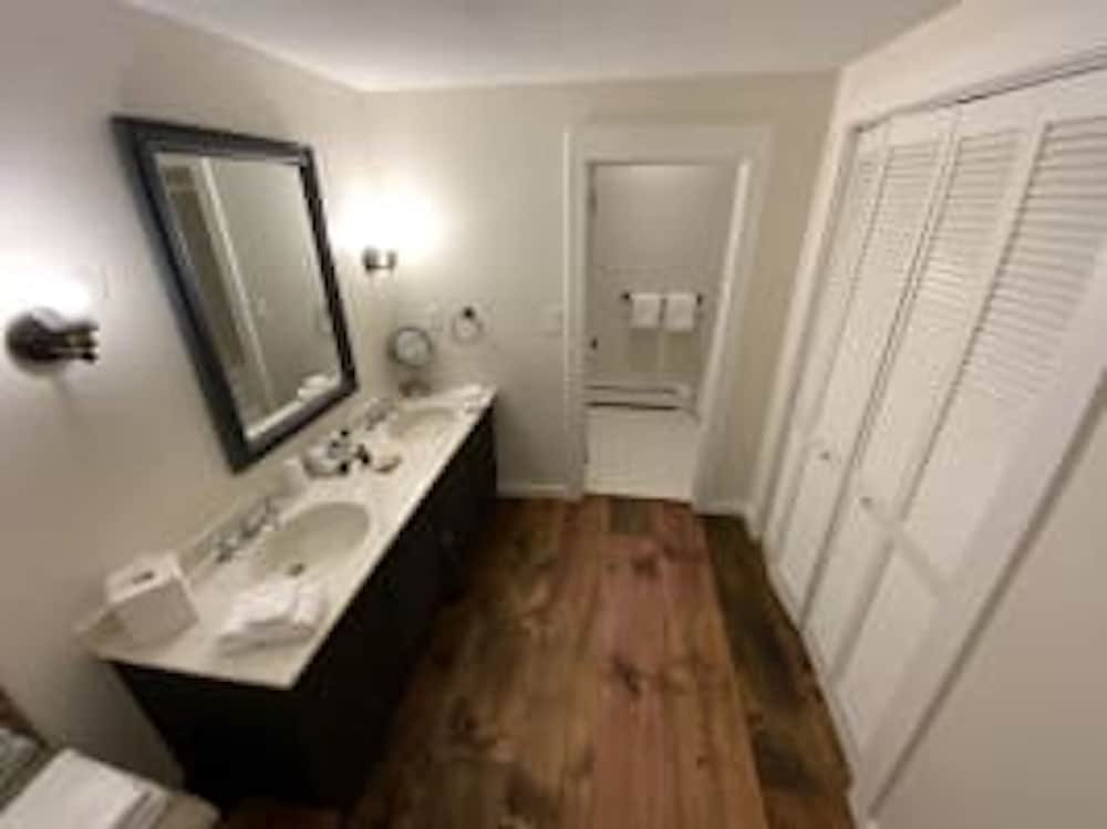 Farm Road Estate by null