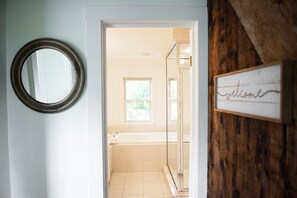 The Woodshed, Luxury Cabin, 1 King Bed and 2 Twin Beds, Non-Smoking | Premium-sengetøj, dundyner, individuel indretning, strygejern/strygebræt