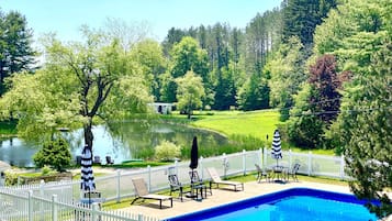 Una piscina al aire libre de temporada