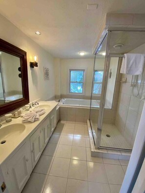 The Woodshed, Luxury Cabin, 1 King Bed and 2 Twin Beds, Non-Smoking | Salle de bain | Articles de toilette (gratuits), séchoir à cheveux, serviettes fournies