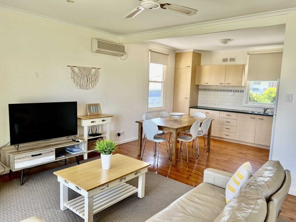 TV - Summer Daysies - WiFi, Pet Friendly Outside (Robe)