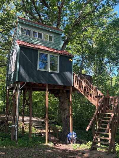 White Oak Tree House by Garden of the Gods in the Shawnee National Forest