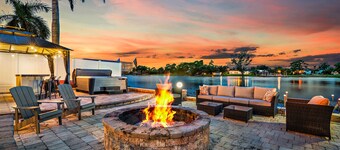 NEW! Drift Inn-Lakefront Home w/ Hot Tub, Outdoor Bar, Golf!