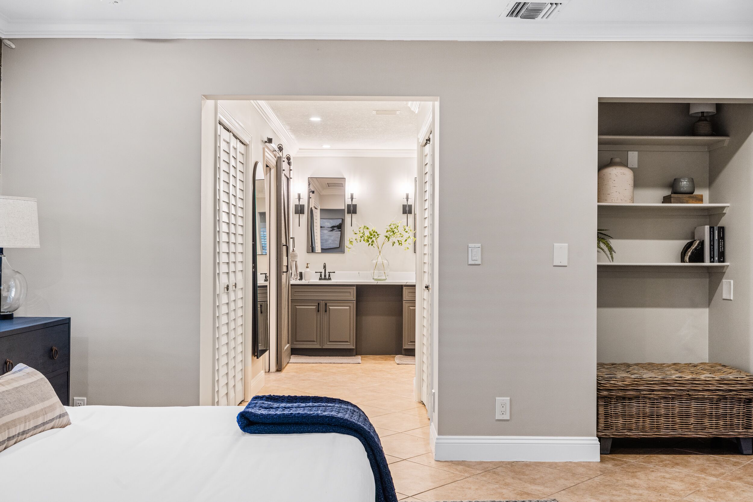 4 habitaciones, escritorio y tabla de planchar con plancha 