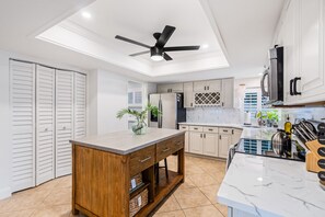 Full-size fridge, microwave, oven, stovetop
