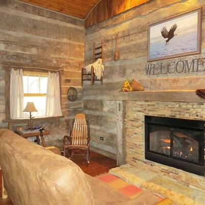 Twin Oaks Antique Cabin by Garden of the Gods in the Shawnee National Forest