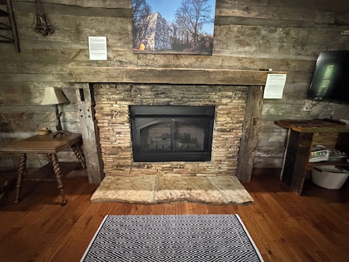 Twin Oaks Antique Cabin by Garden of the Gods in the Shawnee National Forest