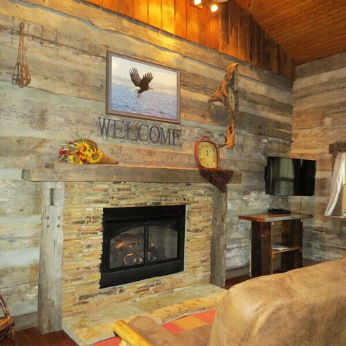 Twin Oaks Antique Cabin by Garden of the Gods in the Shawnee National Forest