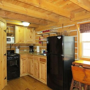 Kjøleskap, mikrobølgeovn, ovn og kaffetrakter/tekoker