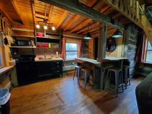 Kühlschrank, Mikrowelle, Ofen, Wasserkocher mit Kaffee-/Teezubehör