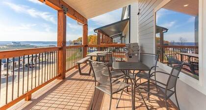 Lake View! Hot Tub! Indoor Pool!